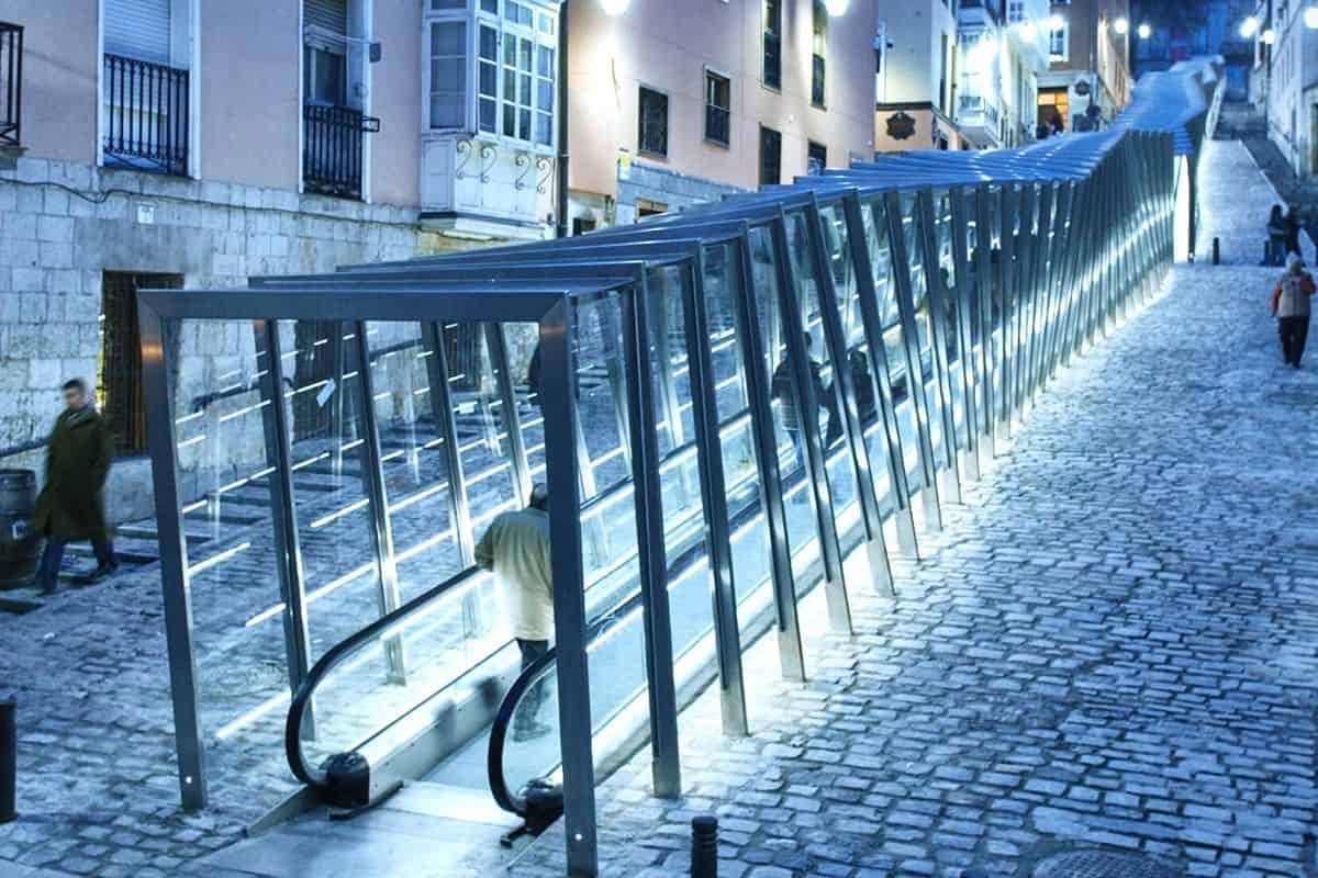 Escadas rolantes em Vitória, Espanha. Fonte: Website Urban Hub.